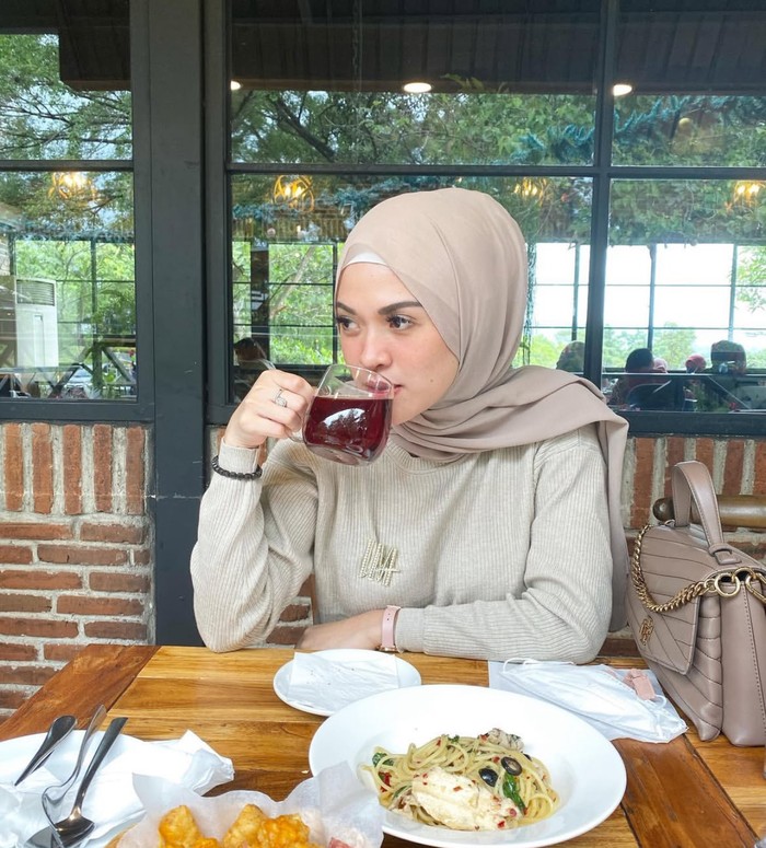 Delia Septianti Hobi Makan-makan di Kafe Sambil Pamer OOTD