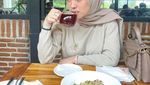 Delia Septianti Hobi Makan di Kafe Sambil Pamer OOTD
