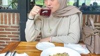 Kalau ini potret Delia menikmati spaghetti di kafe ditemani segelas teh hangat. Dalam unggahan ini Delia mengungkap keistimewaan orang berpuasa. Foto: Instagram deliaseptianti