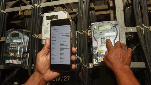 Warga mengisi token listrik di kawasan Rumah Susun Bendungan Hilir, Jakarta, Rabu (1/1/2025). Kementerian ESDM memberlakukan diskon tarif listrik sebesar 50 persen yang mulai berlaku 1 Januari 2025 selama periode Januari-Februari 2025 bagi pelanggan rumah tangga PT PLN (Persero) dengan daya 2.200 volt ampere (VA) ke bawah sebagai upaya menjaga daya beli masyarakat. ANTARA FOTO/Indrianto Eko Suwarso/YU