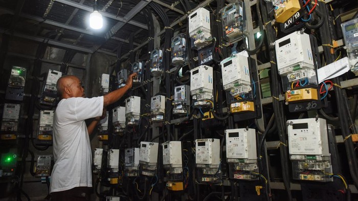 Warga mengisi token listrik di kawasan Rumah Susun Bendungan Hilir, Jakarta, Rabu (1/1/2025). Kementerian ESDM memberlakukan diskon tarif listrik sebesar 50 persen yang mulai berlaku 1 Januari 2025 selama periode Januari-Februari 2025 bagi pelanggan rumah tangga PT PLN (Persero) dengan daya 2.200 volt ampere (VA) ke bawah sebagai upaya menjaga daya beli masyarakat. ANTARA FOTO/Indrianto Eko Suwarso/YU