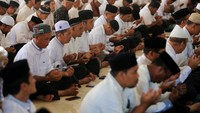 Para aparatur sipil negara (ASN) Kemenag Aceh Barat mengikuti doa bersama di Masjid Agung Baitul Makmur, Meulaboh, Aceh Barat, Aceh, Rabu (1/1/2025).