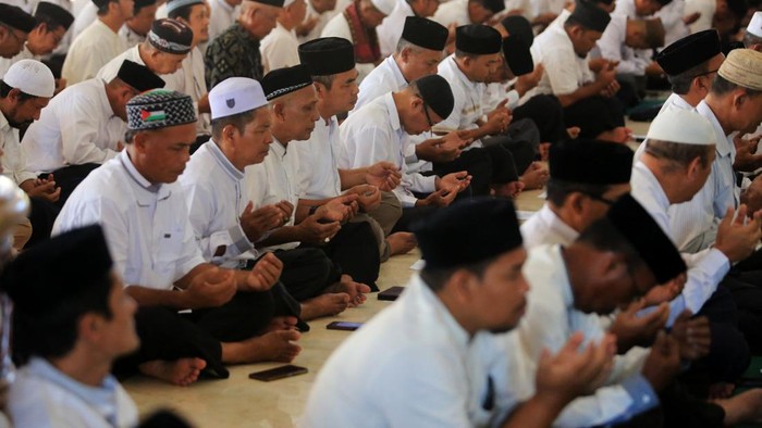 Sejumlah aparatur sipil negara (ASN) Kemenag Aceh Barat mengikuti tasyakur zikir dan doa bersama di Masjid Agung Baitul Makmur, Meulaboh, Aceh Barat, Aceh, Rabu (1/1/2025). Tasyakur dan doa bersama awal Tahun 2025 yang diikuti seluruh ASN Kemenag Aceh Barat tersebut merupakan rangkaian kegiatan dalam memperingati Hari Amal Bhakti (HAB) Ke-79 dengan tujuan untuk mendoakan kejayaan masa depan Kementerian Agama sekaligus sebagai momentum untuk bersyukur dan berterima kasih kepada Allah SWT atas limpahan rahmat dan keberkahan. ANTARA FOTO/Syifa Yulinnas/tom.