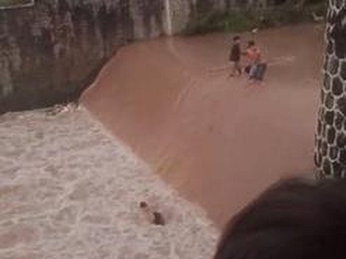 Dua anak terjebak di arus deras sungai di Bima, NTB, Rabu (1/1/2025).
