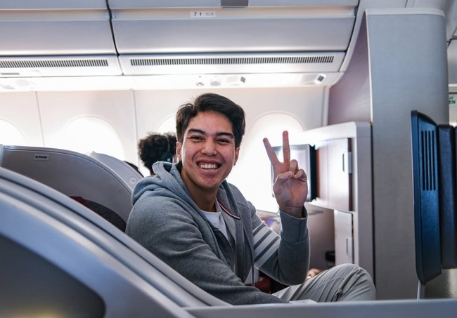 El yang tampil simpel mengenakan kaos putih dan jaket berwarna abu-abu tampak begitu bahagia dan bersemangat menghabiskan liburannya bersama kekasih. Foto: Instagram/elelrumi