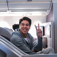 El yang tampil simpel mengenakan kaos putih dan jaket berwarna abu-abu tampak begitu bahagia dan bersemangat menghabiskan liburannya bersama kekasih. Foto: Instagram/elelrumi