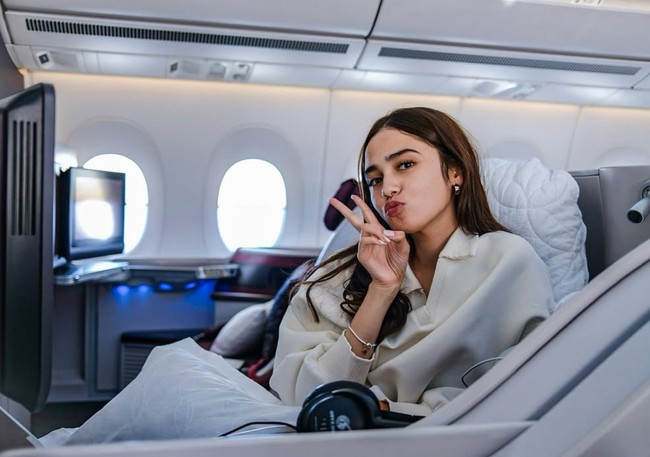 Syifa yang duduk bersebelahan dengan El juga terlihat tampil simpel mengenakan sweater berkerah warna krem. Bergaya kembar Syifa juga terlihat memamerkan pose peace sign seperti El. Foto: Instagram/elelrumi