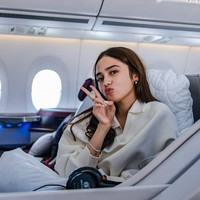 Syifa yang duduk bersebelahan dengan El juga terlihat tampil simpel mengenakan sweater berkerah warna krem. Bergaya kembar Syifa juga terlihat memamerkan pose peace sign seperti El. Foto: Instagram/elelrumi