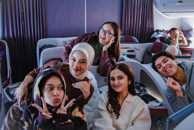 Tak hanya berdua, beberapa rekan artis lain, seperti Rebecca Klopper dan Violenzia Jane juga ikut pergi bersama. Foto: Instagram/elelrumi