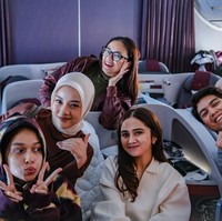 Tak hanya berdua, beberapa rekan artis lain, seperti Rebecca Klopper dan Violenzia Jane juga ikut pergi bersama. Foto: Instagram/elelrumi