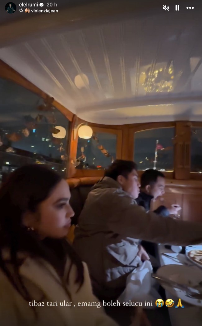 Diketahui El Rumi dan Syifa Hadju bertolak ke Belanda. Di sana keduanya sempat menikmati dinner di dalam kapal bersama beberapa rekan artis dan calon mertua Syifa sekaligus orangtua El, Maia Estianty dan Irwan Mussry. Foto: Instagram/elelrumi