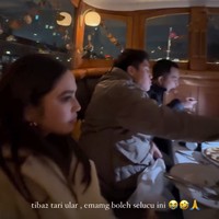 Diketahui El Rumi dan Syifa Hadju bertolak ke Belanda. Di sana keduanya sempat menikmati dinner di dalam kapal bersama beberapa rekan artis dan calon mertua Syifa sekaligus orangtua El, Maia Estianty dan Irwan Mussry. Foto: Instagram/elelrumi