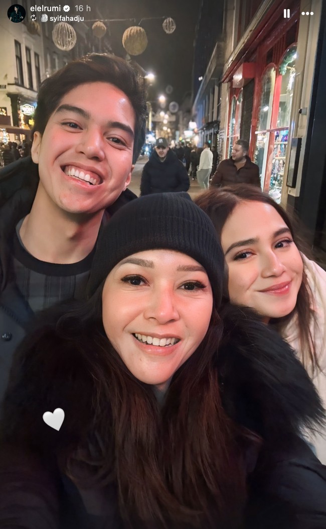 Syifa juga sempat memamerkan kedekatannya dengan calon mertuanya, Maia Estianty. Dalam foto unggahan terlihat Syifa yang berpose bersama El dan Maia. Foto: Instagram/elelrumi