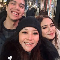 Syifa juga sempat memamerkan kedekatannya dengan calon mertuanya, Maia Estianty. Dalam foto unggahan terlihat Syifa yang berpose bersama El dan Maia. Foto: Instagram/elelrumi