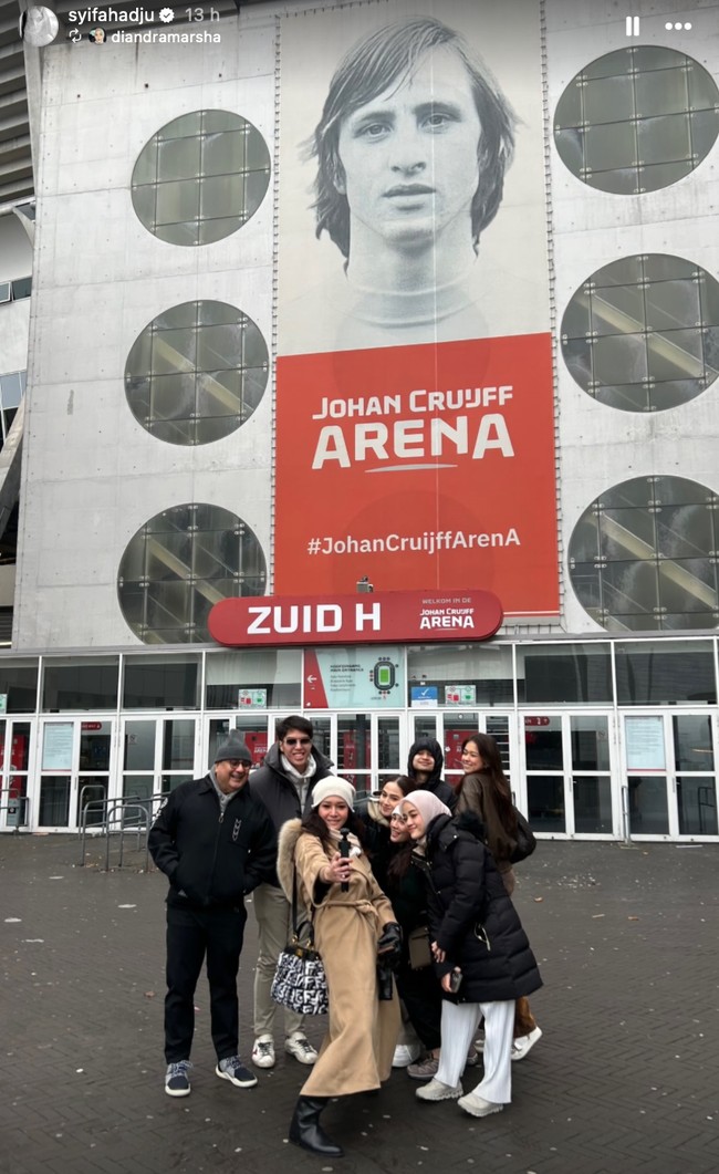 Selama di Belanda Maia bersama El, Syifa, dan beberapa rekan artis lainnya jalan-jalan bersama mengunjungi berbagai tempat wisata, salah satunya Johan Cruyff Arena, stadion yang terletak di Amsterdam, Belanda. Foto: Instagram/syifahadju