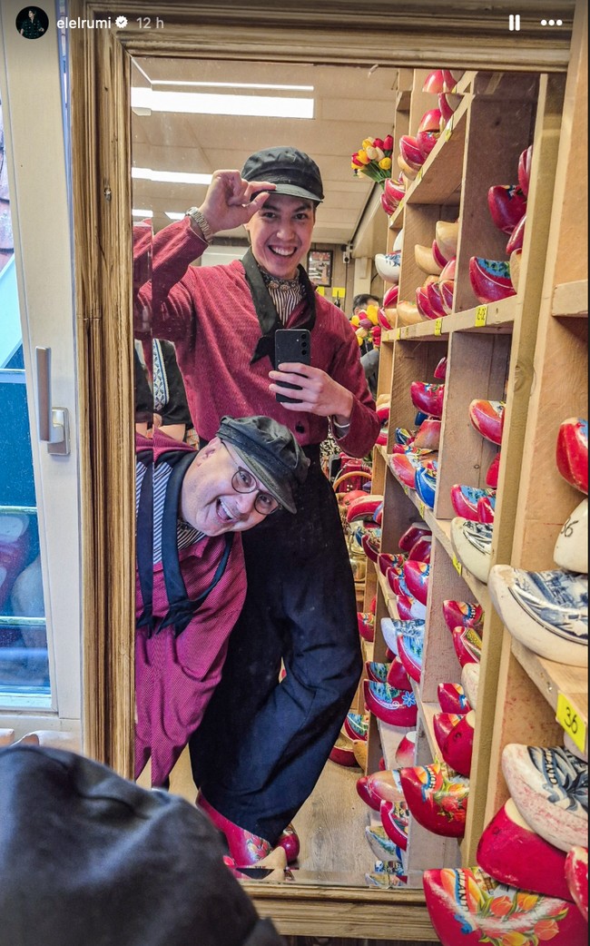 El dan Irwan juga menjajal pakaian tradisional Belanda. Keduanya terlihat kompak berpose bersama. Foto: Instagram/elelrumi