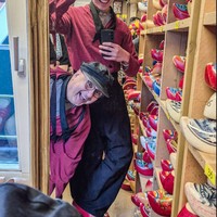 El dan Irwan juga menjajal pakaian tradisional Belanda. Keduanya terlihat kompak berpose bersama. Foto: Instagram/elelrumi