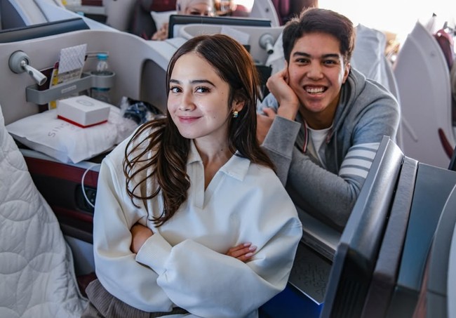 Syifa Hadju dan El Rumi terlihat liburan akhir tahun bersama ke luar negeri. Liburan mewah, keduanya tampak menaiki pesawat kelas bisnis. Foto: Instagram/elelrumi