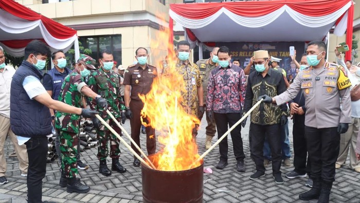 Forkopimda Sidoarjo musnahkan ribuan brang bukti kejahatan 2024