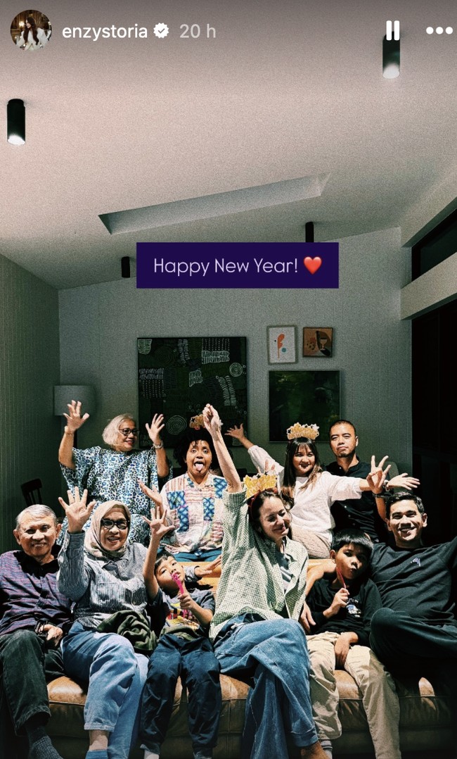 Perayaan tahun baru Enzy Storia begitu spesial karena dirayakan di Sydney, Australia. Momen tersebut kian istimewa dengan kehadiran keluarganya. (Foto: Instagram)