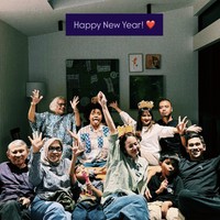 Perayaan tahun baru Enzy Storia begitu spesial karena dirayakan di Sydney, Australia. Momen tersebut kian istimewa dengan kehadiran keluarganya. (Foto: Instagram)