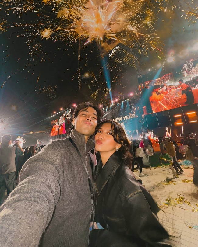 Vidi Aldiano dan Sheila Dara merayakan tahun baru di Makau. Begini penampilan mereka. (Foto: Instagram)