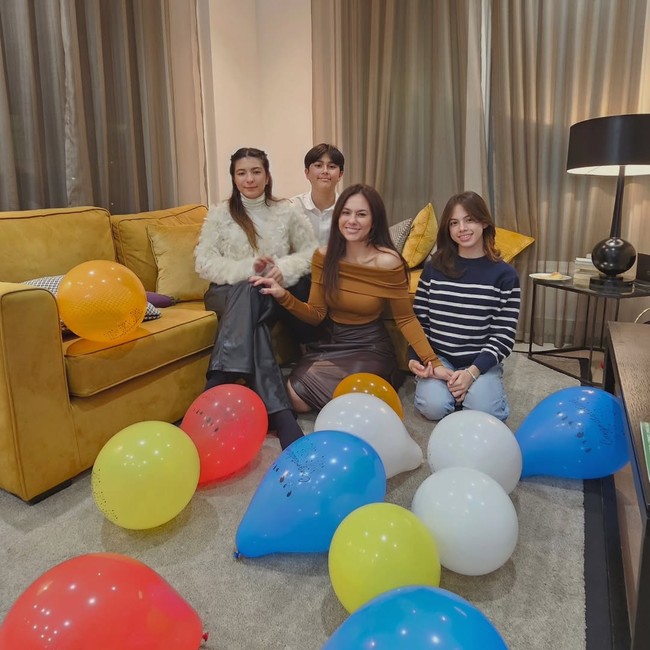 Tahun baruan di Inggris bersama buah hatinya, Wulan Guritno memesona dengan terusan off-shoulder berwarna coklat yang mengekspos bahu indahnya.  (Foto: Instagram)