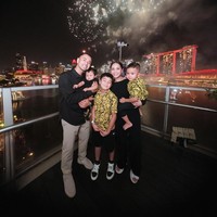 Pasangan selebriti Raffi Ahmad dan Nagita Slavina merayakan malam pergantian tahun 2025 di Singapura. Momen spesial ini semakin meriah karena mereka mengajak tiga anak mereka, Rafathar Malik Ahmad, Rayyanza Malik Ahmad, yang akrab disapa Cipung, dan Lily. (Foto: Instagram)