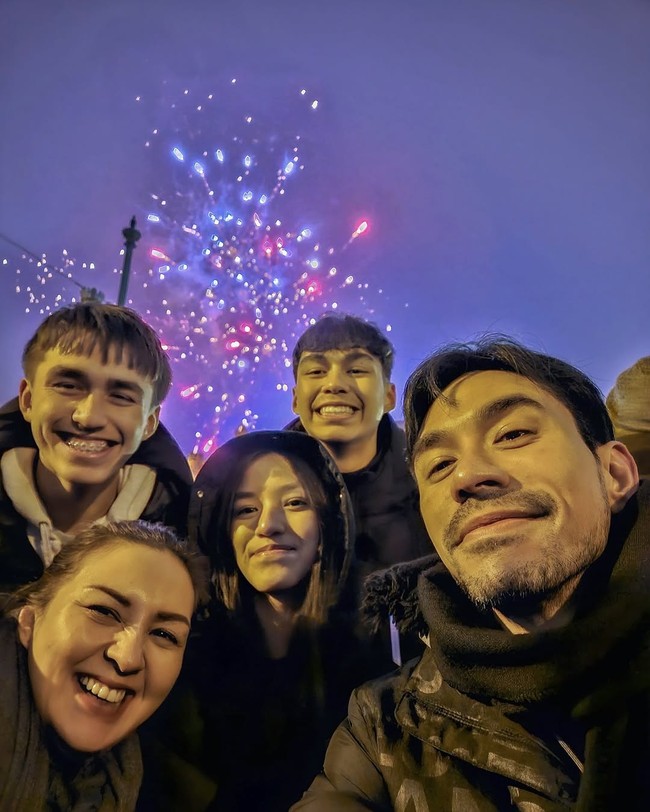 Hungaria menjadi destinasi pilihan Dona Agnesia dan Darius Sinathrya untuk merayakan tahun baru. Keluarga kompak ini bersolek dengan jaket tebal berwarna senada. (Foto: Instagram)