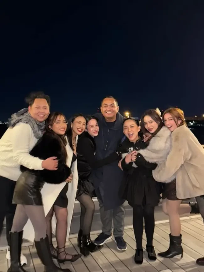 Fuji An dan Rachel Vennya tengah berada di Jepang untuk merayakan momen pergantian tahun. Fuji tampil memukau dengan atasan berbahan fur yang dipadukan dengan rok mini hitam, stocking abu-abu, dan sepatu boots. Sementara itu, Rachel memilih gaya serba hitam yang elegan. (Foto: Instagram)