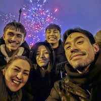 Hungaria menjadi destinasi pilihan Dona Agnesia dan Darius Sinathrya untuk merayakan tahun baru. Keluarga kompak ini bersolek dengan jaket tebal berwarna senada. (Foto: Instagram)