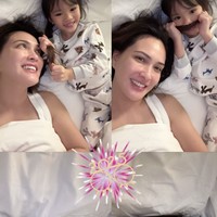 Shandy Aulia juga liburan tahun baru di Inggris. Ia dan buah hatinya sempat selfie dengan bergaya kompak serba putih. (Foto: Instagram)