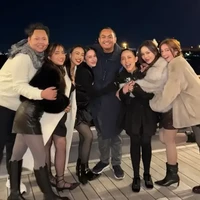 Fuji An dan Rachel Vennya tengah berada di Jepang untuk merayakan momen pergantian tahun. Fuji tampil memukau dengan atasan berbahan fur yang dipadukan dengan rok mini hitam, stocking abu-abu, dan sepatu boots. Sementara itu, Rachel memilih gaya serba hitam yang elegan. (Foto: Instagram)