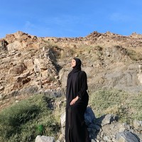 Pelantun lagu Pemilik Rindu ini juga mengunggah kita sedang menikmati pemandangan alam selama di Tanah Suci. Dalam foto ini, Naura terlihat simpel dan anggun mengenakan hijab pashmina dan dress hitam.  Foto: Dok. Instagram @naura.ayu.