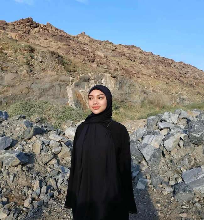 Penampilan Naura Ayu berhijab selama umrah mendapatkan pujian dan doa dari warganet. Semoga Istiqomah 😢, ucap pengguna Instagram @fordy.raff. Nauu titip doa biarr aku bisa segera menyusul ke tanah suci nauu🥺🤲🏻, harap akun @al_sha249. Masyaallah cantiknyaaa😍, puji akun @rey.han5057.masyaAllah cantik sekali lancar lancar ibadahnya 🤍, ujar akun @cceloavvvv_. Foto: Dok. Instagram @naura.ayu.