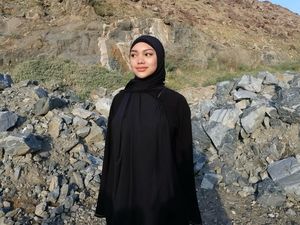 8 Potret Gaya Naura Ayu Saat Umrah, Bikin Pangling Pakai Hijab Syari