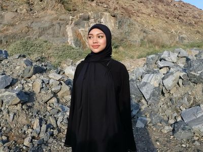 8 Potret Gaya Naura Ayu Saat Umrah, Bikin Pangling Pakai Hijab Syari