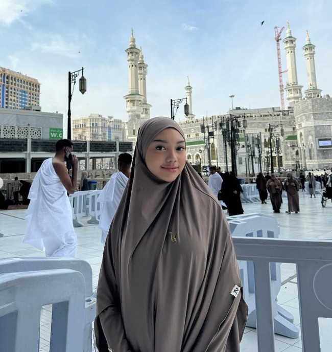 Naura terlihat nyaman ketika mengenakan hijab syari. Ia membentuk tali hijab yang diikat masuk ke dalam hijab agar memberikan kesan rapi.  Foto: Dok. Instagram @naura.ayu.