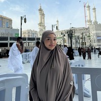 Naura terlihat nyaman ketika mengenakan hijab syari. Ia membentuk tali hijab yang diikat masuk ke dalam hijab agar memberikan kesan rapi.  Foto: Dok. Instagram @naura.ayu.