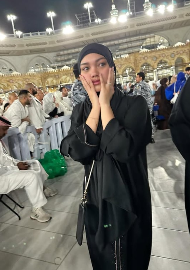 Naura Ayu merasa terharu bisa menjalani umrah pertama dan perjuangannya bisa masuk ke dalam Hijir Ismail. Dalam foto tersebut, Naura mengenakan busana serba hitam. Masha Allah, Allah maha baik. Di umrah pertama ku di berikan Allah SWT kesempatan untuk mencium ka’bah 2 kali dan setelah penantian hampir 3 jam terhimpit, ke sikut, di tarik2, di tampol tiba2 karena semua pada rebutan mau masuk ke dalam hijir ismail. setelah mencoba bulak balik cari peluang dari 2 pintu yang berbeda karena banyak yang bilang kedua pintu nya di buka bergantian dan pas udah pindah ke arah pintu yang di buka ternyata yang di buka pintu di sisi satu lagi, tulis Naura Ayu.  Foto: Dok. Instagram @naura.ayu.