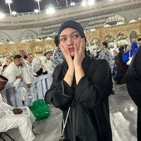 Naura Ayu merasa terharu bisa menjalani umrah pertama dan perjuangannya bisa masuk ke dalam Hijir Ismail. Dalam foto tersebut, Naura mengenakan busana serba hitam. Masha Allah, Allah maha baik. Di umrah pertama ku di berikan Allah SWT kesempatan untuk mencium ka’bah 2 kali dan setelah penantian hampir 3 jam terhimpit, ke sikut, di tarik2, di tampol tiba2 karena semua pada rebutan mau masuk ke dalam hijir ismail. setelah mencoba bulak balik cari peluang dari 2 pintu yang berbeda karena banyak yang bilang kedua pintu nya di buka bergantian dan pas udah pindah ke arah pintu yang di buka ternyata yang di buka pintu di sisi satu lagi, tulis Naura Ayu.  Foto: Dok. Instagram @naura.ayu.