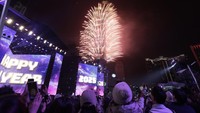 Kembang api meledak dari gedung Taipei 101 selama perayaan Tahun Baru di Taipei, Taiwan, Rabu, 1 Januari 2025. AP/ChiangYing-ying 