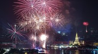 Kembang api meledak di atas Wat Arun di kuil fajar selama perayaan Tahun Baru di Bangkok, Thailand, 1 Januari 2025. REUTERS/Athit Perawongmetha 