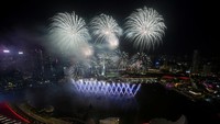 Kembang api meledak di atas Teluk Marina selama perayaan Tahun Baru di Singapura, 31 Desember 2024. REUTERS/Ore Huiying 