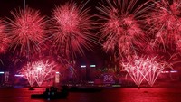 Kembang api meledak di atas Pelabuhan Victoria untuk merayakan Tahun Baru di Hong Kong, Tiongkok, 1 Januari 2025. REUTERS/Tyrone Siu 