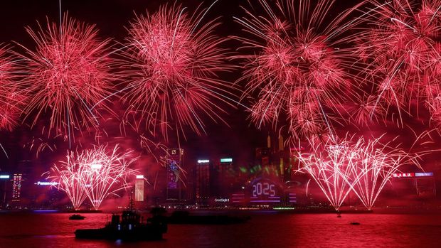 Fireworks explode over Victoria Harbour to celebrate the New Year in Hong Kong, China January 1, 2025. REUTERS/Tyrone Siu