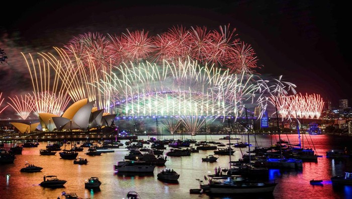 Fireworks explode over the Sydney Opera House and Harbour Bridge during New Year’s Eve celebrations in Sydney, Australia, December 31, 2024. AAP Image/Bianca De Marchi/via REUTERS  ATTENTION EDITORS - THIS IMAGE WAS PROVIDED BY A THIRD PARTY. NO RESALES. NO ARCHIVE. AUSTRALIA OUT. NEW ZEALAND OUT. NO COMMERCIAL OR EDITORIAL SALES IN NEW ZEALAND. NO COMMERCIAL OR EDITORIAL SALES IN AUSTRALIA.     TPX IMAGES OF THE DAY
