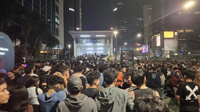 Gerbang masuk Stasiun MRT Bundaran HI disesaki warga yang hendak pulang usai perayaan malam tahun baru.