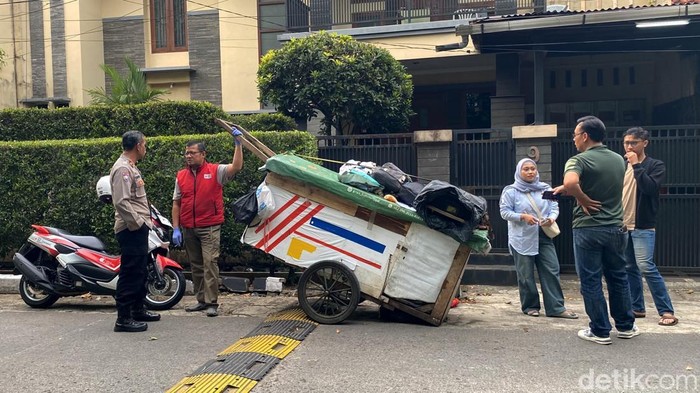 Gerobak yang digunakan untuk angkut jenazah