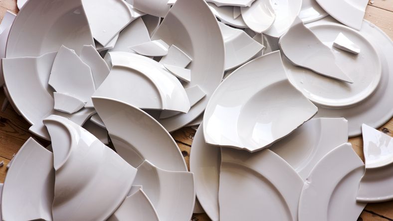 Ikut Tradisi Lempar Piring di Resto, Pengunjung Ini Kaget Ditagih Biaya